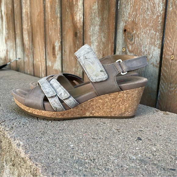 CLARKS Women’s Tan Gray Sparkle Wedge Platform Sandal Strappy Size 8.5 - Picture 1 of 11